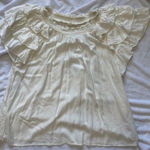 Effortless Elegance: Add Style to Your Wardrobe with this Stunning White Blouse